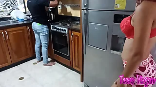 Tengo sexo con mi hermanastro en icy cocina - mientras que mis padrastros salen de casa yo como puta caliente sedusco a mi hermanstro para que me folle  me llene mi coño de su esperma